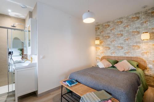 une petite chambre avec un lit et un lavabo dans l'établissement La Suite, à Marseille