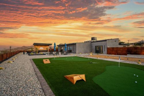 Východ nebo západ slunce při pohledu z prázdninového domu nebo okolí