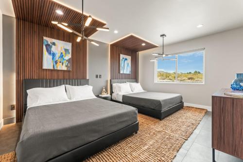 - une chambre avec 2 lits et une commode dans l'établissement Desert Dreamscape Pool Spa-Golf, à Joshua Tree