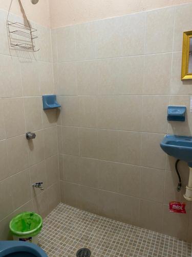 a bathroom with a toilet and a sink at Departamento Foráneo 1 in Concepción