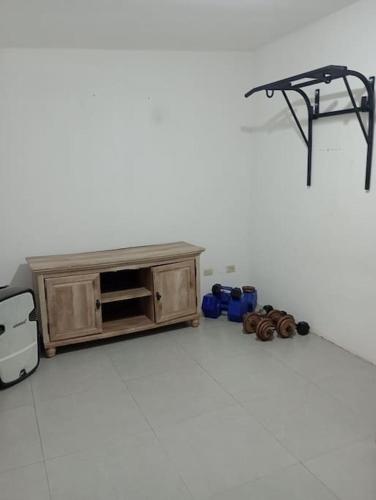 um quarto com um armário de madeira e alguns baldes azuis em Casa Puente del Zorro em Ciudad Juárez