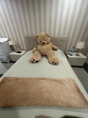 een teddybeer op een ziekenhuisbed bij Casa do K in Corroios
