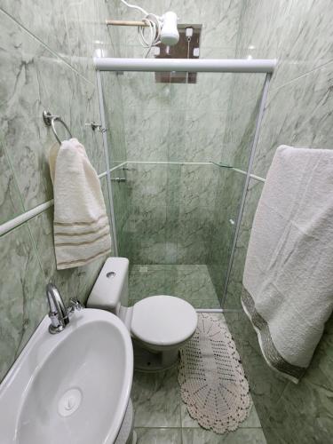 ミゲウ・ペレイラにあるPousada Aconchego 2のバスルーム(シャワー、トイレ、シンク付)