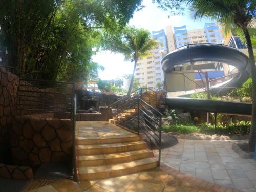 un conjunto de escaleras en un parque con un tobogán en Suíte Grand Hotel Dolphin, en Caldas Novas
