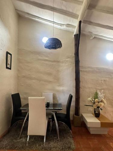 una sala da pranzo con tavolo e sedie di Hospedaje La Casita de Maria a Barichara