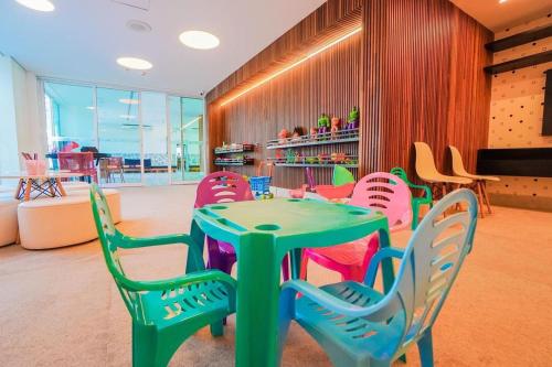 a green table and chairs in a room at Salinas Exclusive Resort in Salinópolis