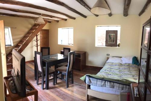 1 dormitorio con cama y escritorio en Casa de campo en Rinconada Pisac, en Cusco