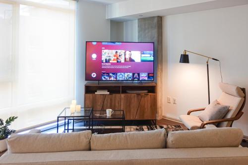 uma sala de estar com um sofá e uma televisão de ecrã plano em Luxurious Hollywood Dream em Los Angeles
