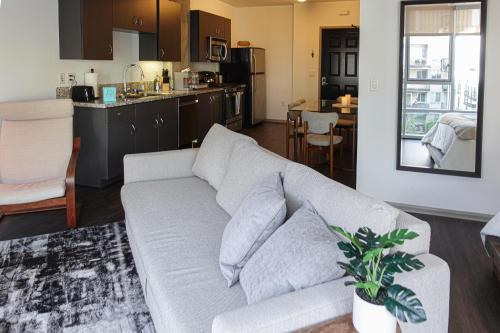 a living room with a couch and a kitchen at Luxurious Hollywood Dream in Los Angeles