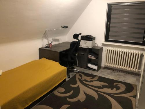 a room with a desk and a bed and a desk at Privatzimmer in der Nähe vom Düsseldorfer Flughafen in Ratingen
