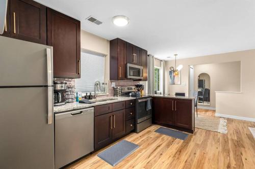 Η κουζίνα ή μικρή κουζίνα στο New! Cozy 1BR Upper Unit in the Heart of Roseville
