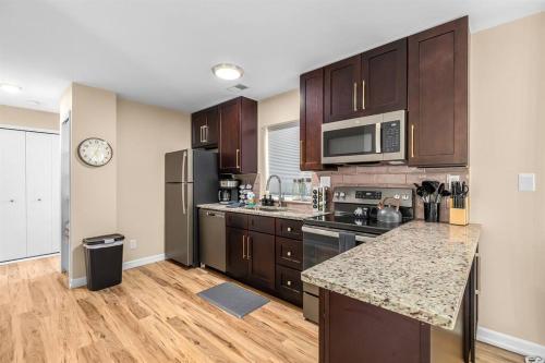 Η κουζίνα ή μικρή κουζίνα στο New! Cozy 1BR Upper Unit in the Heart of Roseville
