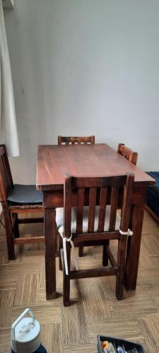 mesa de madera, 2 sillas, mesa, mesa y sillas en departamento centrico en Mar del Plata