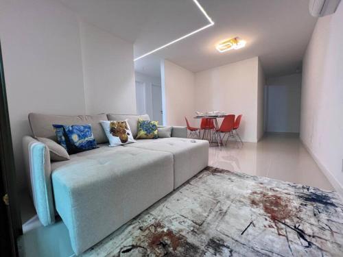 a living room with a couch and a table at Travelers Dream! in Arraial do Cabo