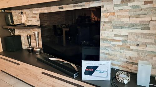 Η κουζίνα ή μικρή κουζίνα στο VARESE PRIME - Stylish and large Apartment, Air Conditioning, 2 Baths, 2 Covered Parking, City Centre