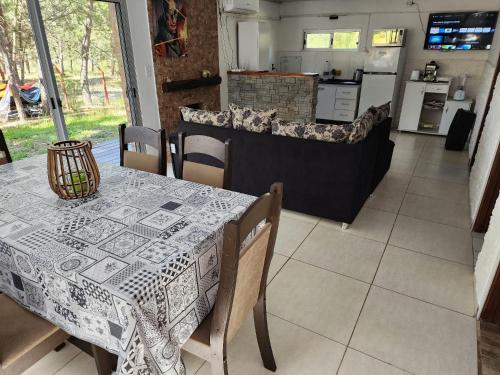 a dining room with a table and a kitchen at Ohana2 Punta Ballena cero nueve siete tres uno ocho ocho nueve cinco in Punta del Este