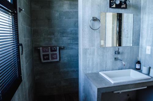 uma casa de banho com um lavatório e um espelho em Séptimo Día em Tandil