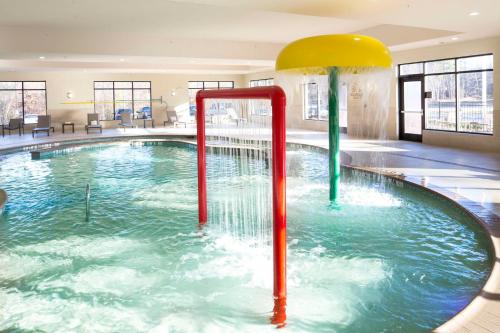 ein Schwimmbad mit einem Brunnen in der Mitte in der Unterkunft Longview Hilton Garden Inn in Longview