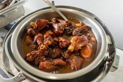 a pot of food with chicken and meat in it at Hotel Tortuguero Beachfront in Tortuguero