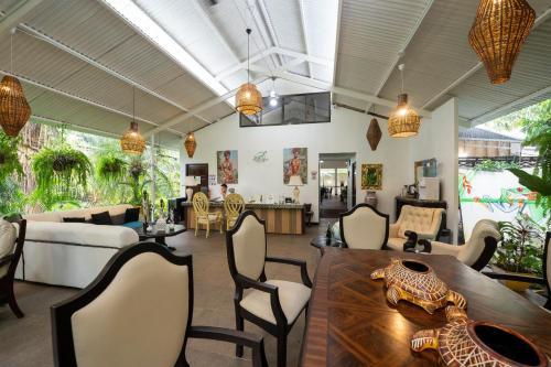 a living room with a table and chairs at Hotel Tortuguero Beachfront in Tortuguero