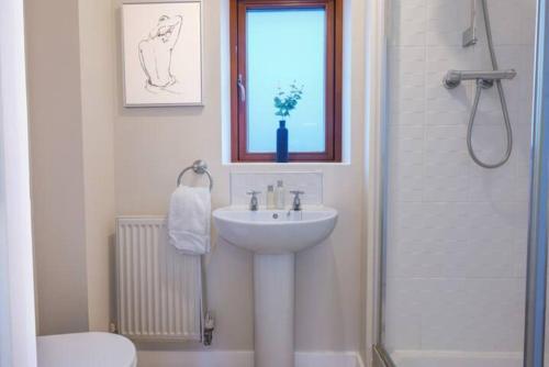 uma casa de banho com um lavatório, um WC e um chuveiro em Broughton House with Free Parking, Balcony, Fast Wifi and Smart TV with Netflix by Yoko Property em Milton Keynes