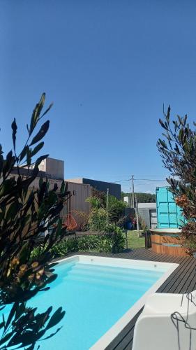 a large blue swimming pool in a yard at Casacubo Necochea in Necochea