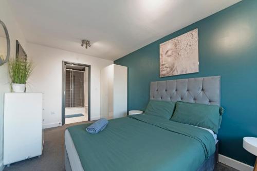 Un pat sau paturi într-o cameră la Canary Wharf & O2