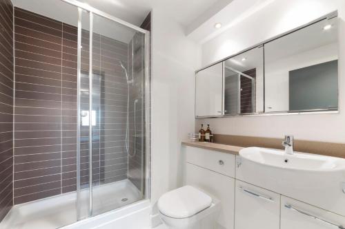 La salle de bains est pourvue d'une douche, de toilettes et d'un lavabo. dans l'établissement Canary Wharf & O2, à Londres