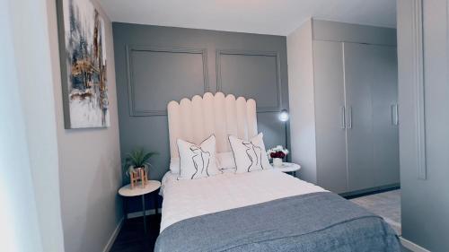 Ліжко або ліжка в номері The Signature luxury apartment in Sandton