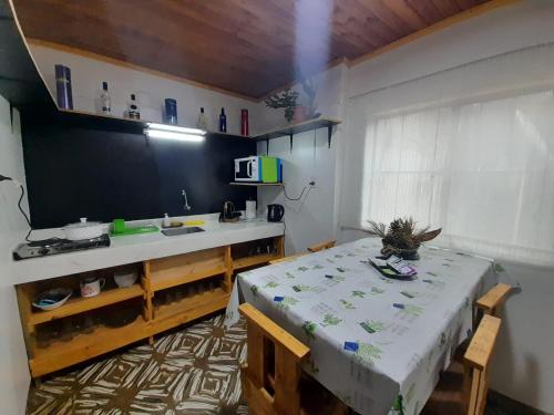 uma pequena cozinha com uma mesa e um lavatório em Depto Libres# em Paso de los Libres