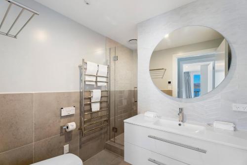 La salle de bains est pourvue d'un lavabo et d'un miroir. dans l'établissement 3-bedroom Penthouse Apartment with Spa - The Beacon 1002, à Queenstown