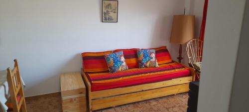 un sofá con almohadas coloridas en una habitación en Departamento pleno centro de Villa Carlos Paz en Villa Carlos Paz