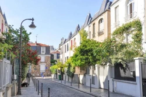 una calle de la ciudad con edificios y un semáforo en Cosy studio south of Paris - MP52B, en París