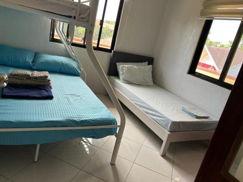 ALONA Beautiful Penthouse 2-BR 2-CR Prime Location!