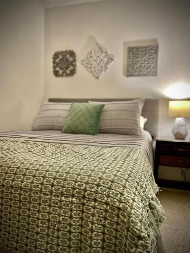 1 dormitorio con cama grande y almohada verde en Casa 96 en Guatemala