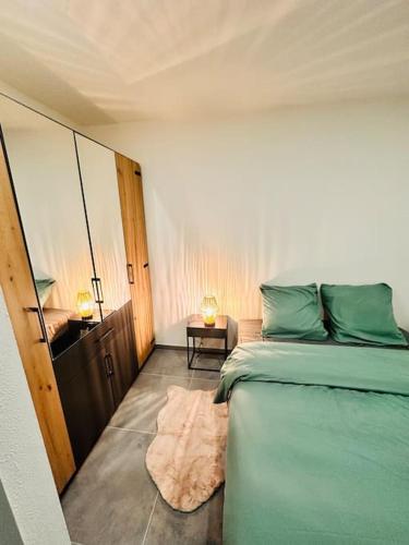 une chambre avec un lit et une table avec une lampe dans l'établissement Superbe maison à proximité du centre de Strasbourg, à Bischheim