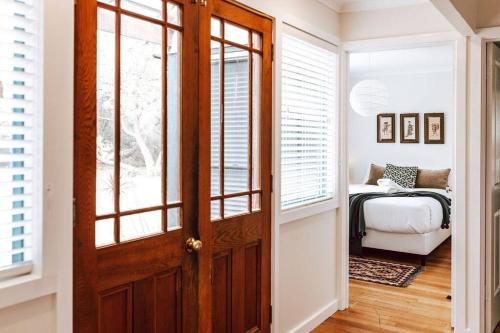 Habitación con puerta, cama y ventana en 'Sealladh Beinne', Coastal Haven, en Falmouth