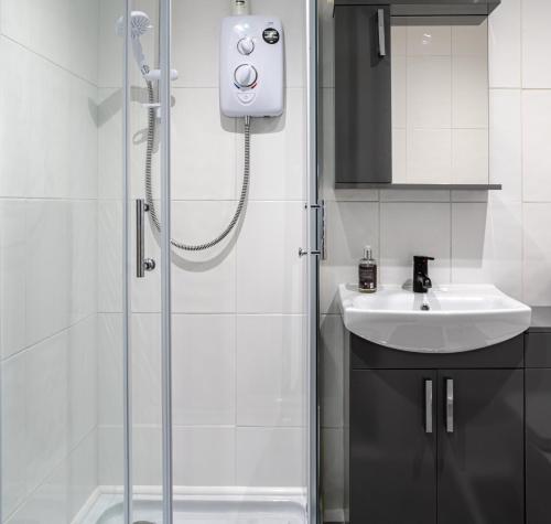 Ένα μπάνιο στο Luxury one bedroom guesthouse M6, Junction 10 Walsall
