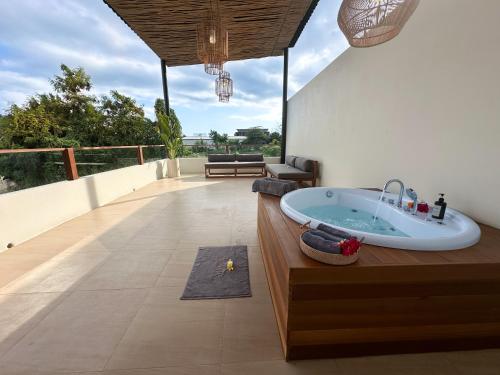 Μπαλκόνι ή βεράντα στο Villa Devadha riverside pererenan canggu