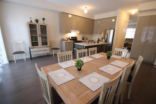 First Class Four Bdrm Home In Vaughan Near Toronto