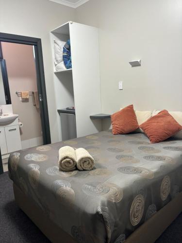 Katil atau katil-katil dalam bilik di Broken Hill Tourist Lodge