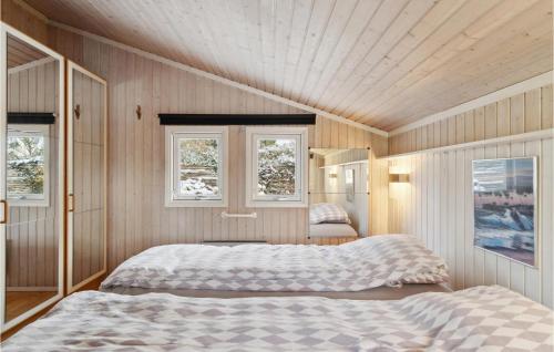 een slaapkamer met 2 bedden en 2 ramen bij 3 Bedroom Awesome Home In Gilleleje in Gilleleje