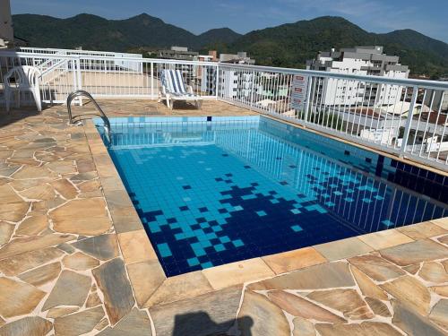 a swimming pool on top of a building at Apê Carla Valéria in Ubatuba