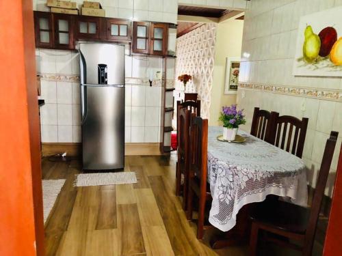 Nhà bếp/bếp nhỏ tại Casa aconchegante com piscina