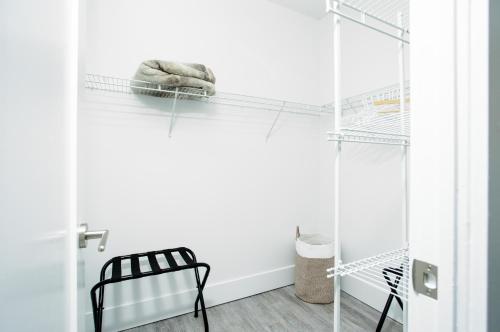 Zimmer mit weißen Wänden und einer Glastür in der Unterkunft Stylish Suite at 300 Front Street W in Toronto