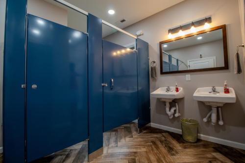 łazienka z 2 umywalkami i lustrem w obiekcie The Lazy Tiger Hostel w mieście Woodfin