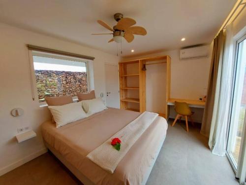 - une chambre avec un grand lit orné d'une fleur dans l'établissement ANAA Villa - Tropical experience, à Atiha