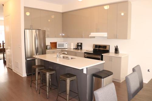Bright New Modern Home – Photos 3