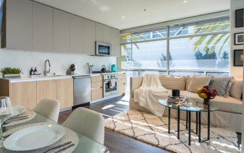 cocina y sala de estar con sofá y mesa en Stylish Condo By The Beach, en Los Ángeles