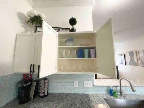 eine Küche mit weißen Schränken und einem Waschbecken in der Unterkunft Entire residential home - 1 story, 3 beds, 2 baths in Houston